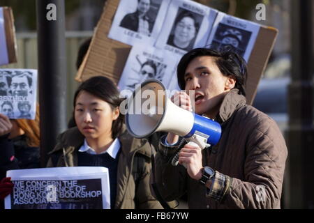 Londres, Angleterre, Royaume-Uni : 10 Janvier 2016 : manifestation pour la Chine présumé kidnappé Lee Bo,un libraire au sein de la frontière de Hong Kong disparition de quatre autres co-propriétaires et/ou les employés d'une librairie à Hong Kong à l'extérieur de la Chine, de l'ambassade de Londres. Credit : Voir Li/Alamy Live News Banque D'Images