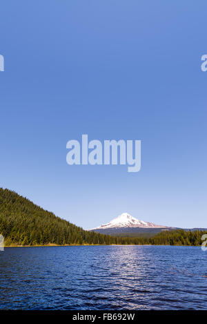 Vue verticale de Mt. Le capot et le lac Trillium dans l'Oregon Banque D'Images