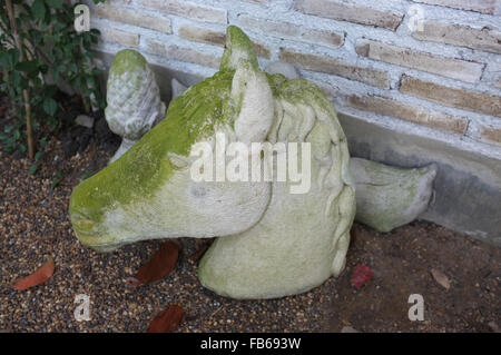 Sculpture couverts de mousse dans le jardin Banque D'Images