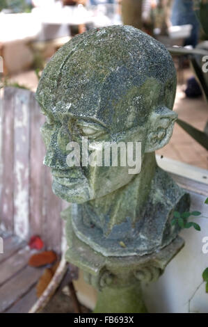 Sculpture couverts de mousse dans le jardin Banque D'Images