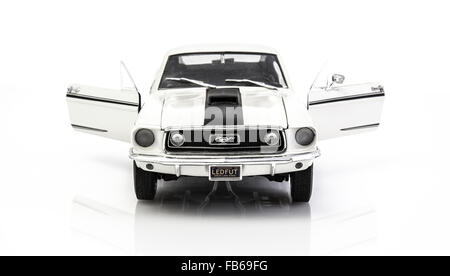 Ford Mustang GT Fastback blanc sur fond blanc Banque D'Images