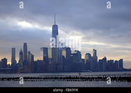 Tôt le matin voir les toits de la ville de New York et de la tour de la liberté à partir de Hoboken, New Jersey, USA Banque D'Images