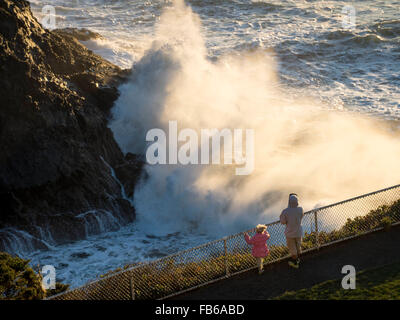 Florence, Oregon, USA. 10 janvier, 2016. Regarder les touristes comme de grandes vagues crash à un affleurement rocheux sous le Heceda Head Lighthouse le long de la côte du Pacifique de l'Oregon, près de Florence. Le National Weather Service a émis un avis de surf du dimanche au milieu de semaine pour centrale de la côte de l'Oregon. © Robin/Loznak ZUMA Wire/Alamy Live News Banque D'Images