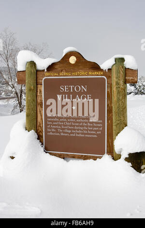 VILLAGE DE SETON Ernest Thompson Seton (1860-1946), naturaliste, artiste, écrivain, sur l'autorité de la tradition indienne, et premier Chef scout des Boy Scouts of America, a vécu ici durant la dernière partie de sa vie. Le village comprend son accueil, collection d'art, bibliothèque et musée indien. Banque D'Images