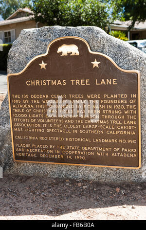 La voie de l'arbre de Noël 135 cèdres Deodar ont été plantés en 1885 par la famille Woodbury, les fondateurs de Altadena. D'abord organisé par C.F. Nash en 1920, la 'Mile d'arbres de Noël" a été tendu avec 10 000 lumières chaque saison de vacances grâce aux efforts de bénévoles et l'arbre de Noël Lane Association. C'est le plus ancien grand spectacle illuminations de Noël dans le sud de la Californie. Californie inscrit Monument Historique n° 990 Plaque placée par le Département d'état des parcs et loisirs en coopération avec Altadena Patrimoine, 14 décembre 1990. Banque D'Images