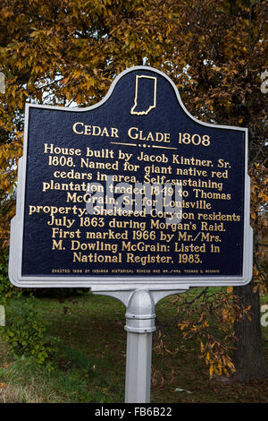 GLADE CEDAR 1808 Maison construite par Jacob Kintner, SR 1808. Le nom de cèdres rouges indigènes géant dans la zone. Plantation autonome 1849 cotée à Thomas McGrain, soeur de Louisville. Les résidents de l'abri de Corydon Juillet 1863 lors du raid de Morgan. Première mention 1966 par M./Mme. M. Dowling McGrain. Figurant au registre national, 1983. Érigée en 1992 Bureau d'histoire de l'Indiana et M./Mme. Thomas D. McGrain Banque D'Images