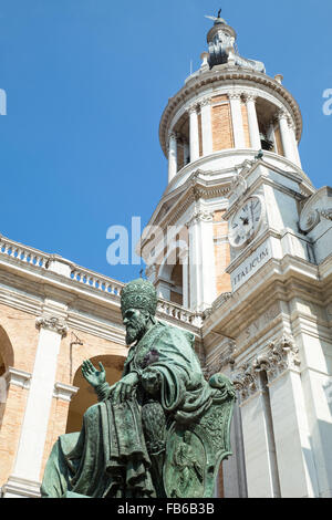 L'Italie, région des Marches, Loreto, le sanctuaire de la Santa Casa, la Basilique façade avec le Sisto V monument situé sur l'avant-plan Banque D'Images