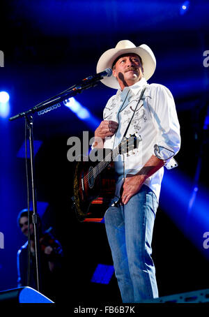 Alan Jackson se produisant au Festival de musique CMA à Nashville, au Tennessee Banque D'Images