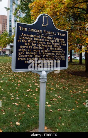 Le train funéraire LINCOLN assassiné le président Abraham Lincoln's Funeral était le 19 avril 1865 à la Maison Blanche. Le train funéraire gauche pour Springfield, Illinois 21 avril réalisé par les militaires ; escales autorisées en deuil pour rendre hommage. À Richmond, Indiana, Gouverneur Oliver P. Morton sont montés à bord ; train à Indianapolis, le 30 avril, à 19:00 bâtiments étaient drapés de noir. (Suite de l'autre côté) Banque D'Images