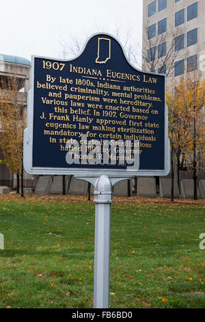 INDIANA 1907 l'Eugénisme droit en fin des années 1800, les autorités de l'Indiana, criminalité croyait problèmes mentaux, et le paupérisme sont héréditaires. Diverses lois ont été adoptées sur la base de cette conviction. En 1907, gouverneur J. Frank Hanly approuvé premier état l'eugénisme loi rendant obligatoire la stérilisation de certaines personnes dans la région de garde. Arrêté stérilisations 1909 par le gouverneur Thomas R. Marshall. (Suite de l'autre côté) Banque D'Images