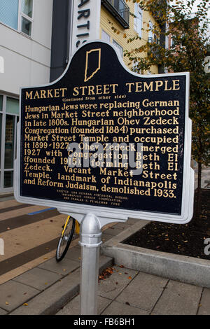 MARKET STREET TEMPLE (Suite de l'autre côté) Juifs hongrois ont été le remplacement des juifs allemands dans la région de Market Street quartier en fin des années 1800. Ohev hongrois Zedeck Congrégation (fondé 1884) acheté Market Street et Temple occupé 1899-1927. Ohev Zedeck 1927 fusionnée avec la congrégation Beth El (fondée en 1915), formant Beth El Zedeck. Postes vacants Market Street Temple, monument d'Indianapolis et la réforme du judaïsme, démoli en 1933. Bureau d'histoire de l'Indiana de 1999 érigé, Indianapolis Hebrew Congregation, et Charles B. Fonds Feibleman Banque D'Images