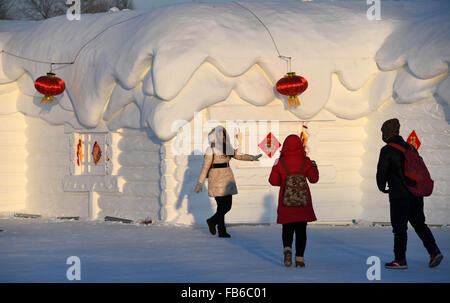 Harbin, Chine, province de Heilongjiang. 10 janvier, 2015. Personnes visitent l'île du soleil neige Expo à Harbin, capitale de la province du nord-est de la Chine, 10 janvier 2015. © Wang Jianwei/Xinhua/Alamy Live News Banque D'Images