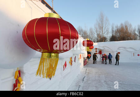 Harbin, Chine, province de Heilongjiang. 10 janvier, 2015. Personnes visitent l'île du soleil neige Expo à Harbin, capitale de la province du nord-est de la Chine, 10 janvier 2015. © Wang Jianwei/Xinhua/Alamy Live News Banque D'Images