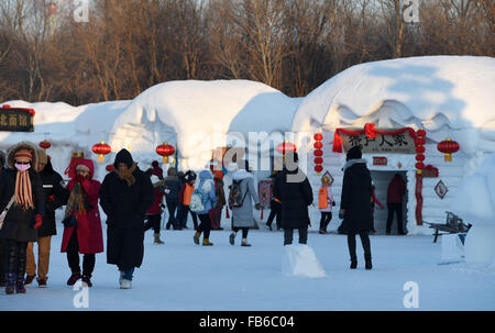 Harbin, Chine, province de Heilongjiang. 10 janvier, 2015. Personnes visitent l'île du soleil neige Expo à Harbin, capitale de la province du nord-est de la Chine, 10 janvier 2015. © Wang Jianwei/Xinhua/Alamy Live News Banque D'Images