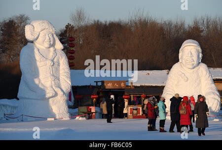 Harbin, Chine, province de Heilongjiang. 10 janvier, 2015. Personnes visitent l'île du soleil neige Expo à Harbin, capitale de la province du nord-est de la Chine, 10 janvier 2015. © Wang Jianwei/Xinhua/Alamy Live News Banque D'Images