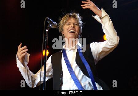 (Afp) - le chanteur britannique David Bowie effectue à Cologne, le 12 juillet 2002. Banque D'Images