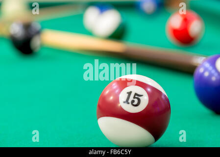 Ball numéro 15 sur la table de billard de close-up Banque D'Images