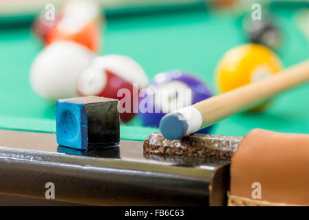 Photo horizontale des boules de billard sur feutrine verte Banque D'Images