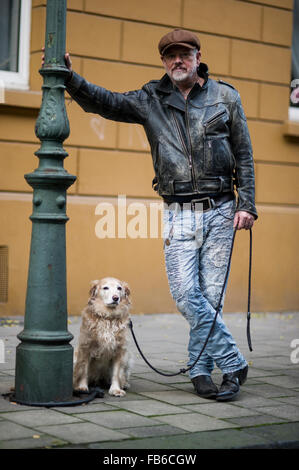 Les hommes tatoués avec son chien dans la rue de Düsseldorf (MR) Banque D'Images