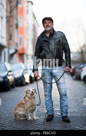 Les hommes tatoués avec son chien dans la rue de Düsseldorf (MR) Banque D'Images