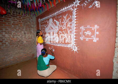 Tribu Warli, procédé de peinture d'un dev Chowk, Raitali Village, Dahanu, Maharashtra, Inde Banque D'Images