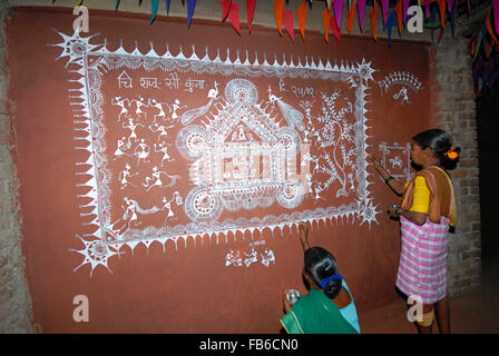 Tribu Warli, procédé de peinture d'un dev Chowk, Raitali Village, Dahanu, Maharashtra, Inde Banque D'Images