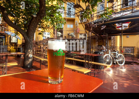 Prague Cross Club, club de musique préféré, un restaurant en plein air espaces, bière tchèque Platan sur une table, Holesovice, Prague, République tchèque Bike pub Garden Banque D'Images