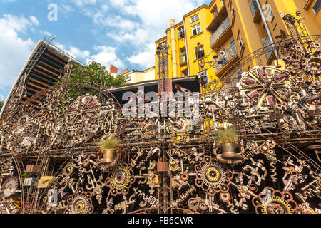 Cross Club, club de musique préféré, espaces de restaurant extérieurs, style art industriel.Holesovice, Prague, République Tchèque sculpture industrielle extérieure Banque D'Images