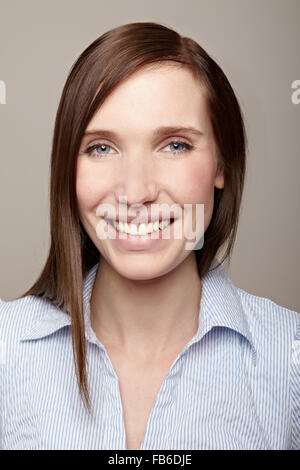 Young attractive business woman smiling dans l'appareil photo Banque D'Images
