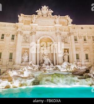 Vue de la nuit de l'eau, des statues et des roches artificielles dans l'architecture de la fontaine romaine Banque D'Images