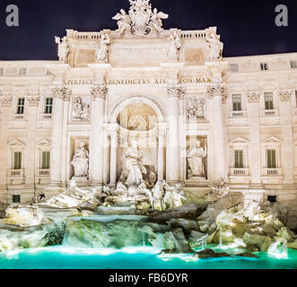 Vue de la nuit de l'eau, des statues et des roches artificielles dans l'architecture de la fontaine romaine Banque D'Images