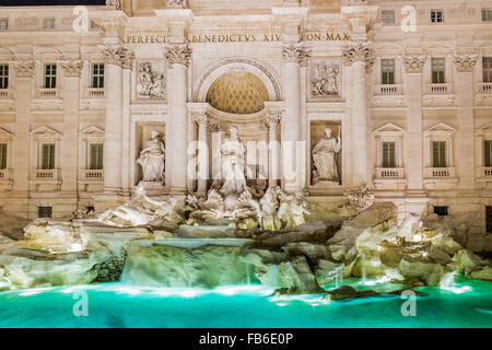 Vue de la nuit de l'eau, des statues et des roches artificielles dans l'architecture de la fontaine romaine Banque D'Images