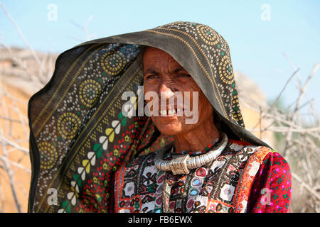 Fakirani Jat tribu , Medi Village, vieille femme en costume traditionnel, du district de Kutch, Gujarat, Inde Banque D'Images