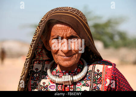 Fakirani Jat tribu , Medi Village, vieille femme en costume traditionnel, du district de Kutch, Gujarat, Inde Banque D'Images