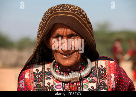 Fakirani tribu Jat, Medi Village, vieille femme en tenue traditionnelle, du district de Kutch, Gujarat, Inde Banque D'Images