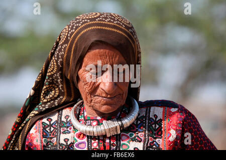 Fakirani tribu Jat, Medi Village, vieille femme, bijoux traditionnels dans le district de Kutch, Gujarat, Inde Banque D'Images