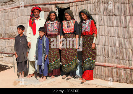 Fakirani tribu Jat, Medi Village, en face de la maison familiale (Bunga), du district de Kutch, Gujarat, Inde Banque D'Images