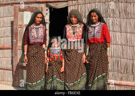 Fakirani tribu Jat, Medi Village, les groupes de femmes ; en face de la maison ( Bunga), du district de Kutch, Gujarat, Inde Banque D'Images