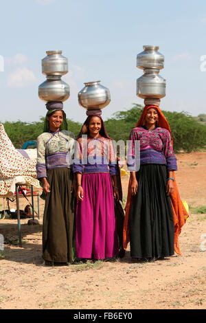 Dhebaria Rabari, des femmes portant des pots, l'eau du district de Kutch, Gujarat, Inde Banque D'Images