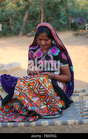 Rabari Kacchi (Desi), Laharia, broderie, village du district de Kutch, Gujarat, Inde Banque D'Images