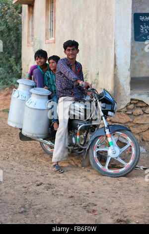 Rabari Kacchi (Desi), Laharia Village, l'homme avec réservoir de lait, du district de Kutch, Gujarat, Inde Banque D'Images