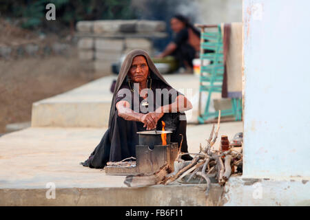 Rabari Kacchi (Desi), Laharia Village, vieille femme faire du thé, du district de Kutch, Gujarat, Inde Banque D'Images