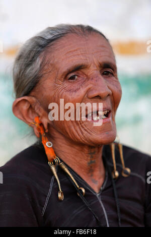 Rabari Kacchi (Desi), Laharia Village, vieille femme close up, du district de Kutch, Gujarat, Inde Banque D'Images