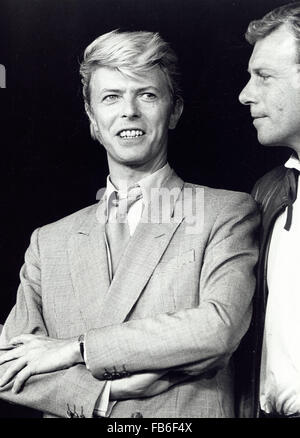 Photos de fichier : David Bowie, l'infiniment modifiable, férocement des auteur-compositeur qui a enseigné à des générations de musiciens sur le pouvoir de l'art dramatique, images et personae, est mort dimanche, entourés de leur famille. Il a été 69. Bowie est décédé après 18 mois de lutte contre le cancer. Sur la photo : David Bowie avec Jack Thompson 1983.Fourni par Photos inc. © Fourni par Globe Photos Inc/Globe Photos/ZUMAPRESS. Credit : ZUMA Press, Inc./Alamy Live News Banque D'Images