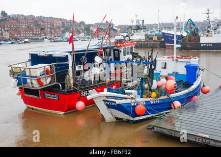 Les bateaux de pêche amarrés au quai de New Quay sur une journée pluvieuse des hivers humides dans le port de Whitby, North Yorkshire UK Banque D'Images