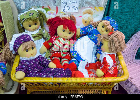 Une sélection de traditionai des poupées de chiffon à vendre dans une station cadeaux : 2016 £12.50 chaque. Banque D'Images