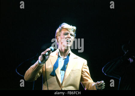 Photos de fichier : David Bowie, l'infiniment modifiable, férocement des auteur-compositeur qui a enseigné à des générations de musiciens sur le pouvoir de l'art dramatique, images et personae, est mort dimanche, entourés de leur famille. Il a été 69. Bowie est décédé après 18 mois de lutte contre le cancer. Sur la photo : Années 1990 - David Bowie SUR LA SCÈNE DE FOREST FESTIVAL HALL DE BRUXELLES.Ã'©TOMMY PEDERSEN/ Crédit : ZUMA Press, Inc./Alamy Live News Banque D'Images