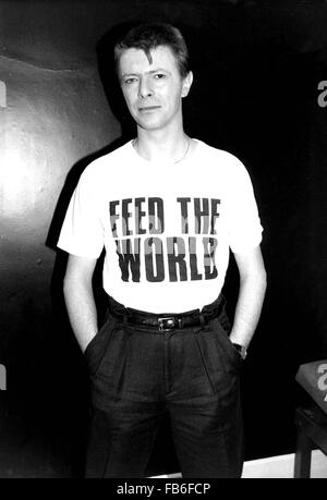 Photos de fichier : David Bowie, l'infiniment modifiable, férocement des auteur-compositeur qui a enseigné à des générations de musiciens sur le pouvoir de l'art dramatique, images et personae, est mort dimanche, entourés de leur famille. Il a été 69. Bowie est décédé après 18 mois de lutte contre le cancer. Photo : 1980 - David Bowie. Credit : ZUMA Press, Inc./Alamy Live News Banque D'Images