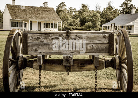 Wagon en bois Vintage sur l'affichage à Fort Wilkins State Historical Park. L'état dispose d'un parc 1800 US Army fort. Banque D'Images