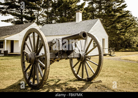 Cannon en dehors des casernes de l'Armée US restauré au Fort Wilkins State Historical Park dans le port cuivre, au Michigan. Banque D'Images